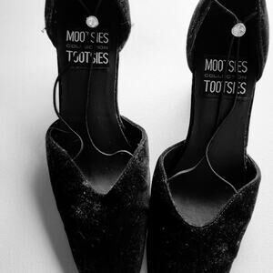 Black velvet heel step